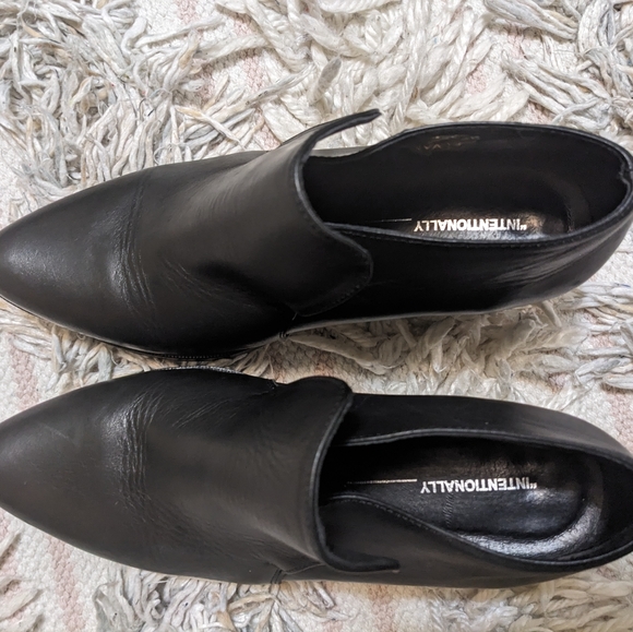 Intentionally blank black leather ankle boots sz 7  But Fits Smaller - Picture 4 of 9